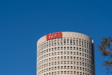 Tampa, FL, ABD - 8 Ocak 2022: SYKES logosu Tampa, FL, ABD 'deki genel merkez binasında. Sykes Enterprises, Amerika Birleşik Devletleri 'nin dış kaynak sağlayıcısı..