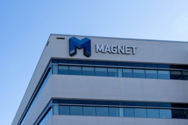 Waterloo, On, Kanada - 17 Ekim 2020 Waterloo, On, Kanada 'daki genel merkez binalarında mıknatıs işareti. Magnet Forensics dijital araştırma yazılımının geliştirilmesinde kullanılan bir şirkettir..