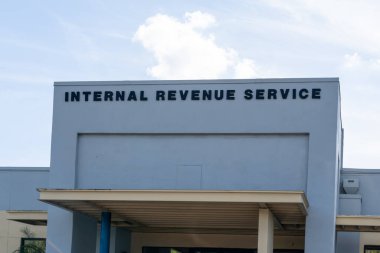 Tampa, FL, ABD - 8 Ocak 2022: Tampa IRS (Vergi Dairesi) Tampa, FL, ABD 'deki Columbus Bulvarı' ndaki ofisi. Vergi dairesi, Birleşik Devletler federal hükümetinin gelir servisidir..