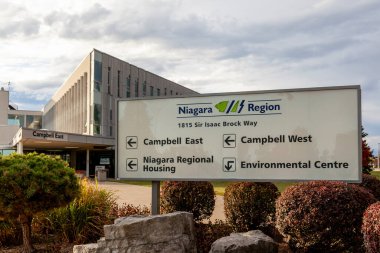 Thorold, On, Kanada - 1 Ekim 2020: Niagara Bölgesi Merkez Karargahı Campbell East, Thorold, Ontario, Kanada. Niagara Bölgesi, Ontario 'da bir belediyedir..