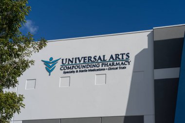 Miami, Florida, ABD - 2 Ocak 2022: Miami, Florida, ABD 'de Universal Arts Compounding Eczanesi. Universal Arts Compounding Eczanesi Miami 'de yerel bir eczane..