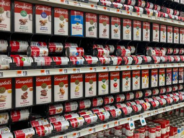 Boston, MA, USA - 9 Kasım 2023: Campbell Çorba kutularının çeşitliliği ve süpermarketteki raflarda satılık kutular. Boston, MA, ABD.