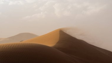 Güçlü rüzgar Sahra Çölü 'nde, Fas' ta, Afrika 'da kumları savuruyor..