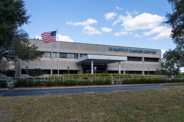 Tampa, FL, ABD - 8 Ocak 2022: Tampa, FL, ABD 'deki International Plaza' da Moffitt Kanser Merkezi. Moffitt Kanser Merkezi ve Araştırma Enstitüsü kar amacı gütmeyen bir kanser tedavi ve araştırma merkezidir..