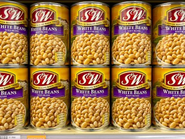 S ve W White Beans süpermarketteki raflarda 15 onsluk teneke kutular var. Salt Lake City, Utah, ABD - 13 Mayıs 2023.