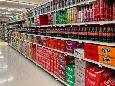 Utah, ABD - 24 Haziran 2023: Bir süpermarkette raflarda bulunan çeşitli meşrubat kutuları ve şişeler. Utah, ABD.