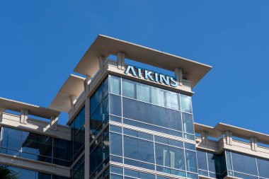 Tampa, FL, ABD - 8 Ocak 2022: Tampa, FL, ABD 'deki Atkins ofis binası. Atkins bir İngiliz mühendislik, tasarım, planlama, mimari tasarım, proje yönetimi ve danışmanlık şirketidir..