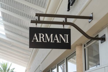 Orlando, Florida, ABD - 20 Ocak 2022: Orlando, FL, ABD 'deki bir alışveriş merkezinde Armani asma işareti. Giorgio Armani S.P.A., bilinen adıyla Armani, İtalyan lüks moda evi..
