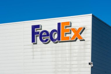 Cambridge, On, Kanada - 17 Ekim 2020: Cambridge, Ontario, Kanada 'da bir FedEx duvar tabelası görüldü. FedEx Corporation bir Amerikan dağıtım şirketi..