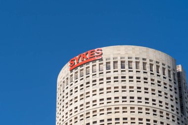 Tampa, Florida, ABD - 8 Ocak 2022: SYKES merkezi Tampa, Florida, ABD. Sykes Enterprises, Amerika Birleşik Devletleri 'nin dış kaynak sağlayıcısı..
