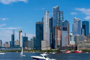New York, New York, ABD - 20 Ağustos 2022: Manhattan şehir merkezi silueti, 20 Ağustos 2022. Manhattan, New York City 'nin en yoğun nüfuslu 5 ilçesidir..