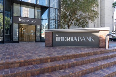 Tampa, FL, ABD - 8 Ocak 2022: Tampa, FL, ABD 'deki Tampa City Center' daki IBERIABANK ofisi. IBERIABANK Corporation bir Amerikan finansal holding şirketiydi ve First Horizon Corporation ile birleşti..