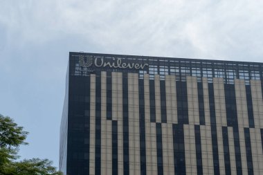 Taguig, Filipinler - 13 Şubat 2025: Taguig, Filipinler 'deki Unilever Filipinler BGC Şirket Ofisi. Unilever PLC, İngiliz çok uluslu tüketici ambalajlı ürün şirketidir..