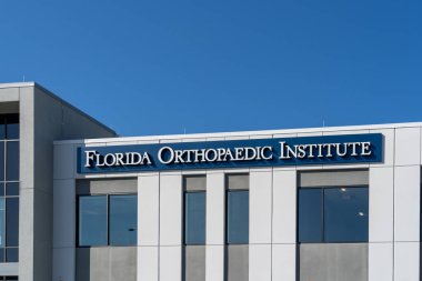 Tampa, FL, ABD - 8 Ocak 2022: Tampa, FL, ABD 'deki binada Florida Ortopedi Enstitüsü imzası. Florida Ortopedi Enstitüsü bir ortopedi, eğitim ve araştırma merkezidir..