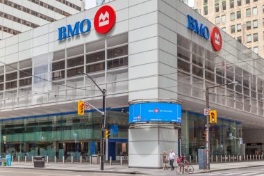 TORONONONONTO, ONTARIO, CANADA - 18 Haziran 2017: Torontos finans bölgesi Toronto, Ontario 'daki BMO (Bank of Montreal) ana şubesine imza atın.