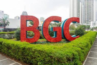 Taguig, Metro Manila, Filipinler - 13 Şubat 2025: Taguig, Metro Manila, Filipinler 'de görülen BGC veya Bonifacio Global City' nin kırmızı işareti. Bonifacio Global City bir finans sektörü..