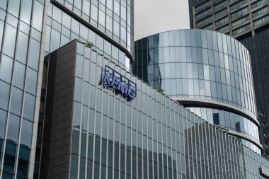 Jakarta, Endonezya - 22 Ocak 2025: Jakarta, Endonezya 'daki ofis binasında KPMG tabelası. KPMG çok uluslu profesyonel hizmet ağıdır..