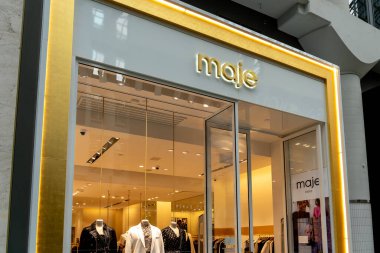 Toronto, Kanada - 29 Eylül 2020: Toronto Kanada 'da bir alışveriş merkezinde Maje mağazası. Maje Giyim Paris merkezli şık tasarlanmış hazır giyim markasıdır..