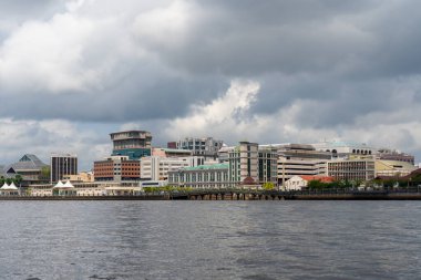Bandar Seri Begawan, Brunei - 15 Şubat 2025: Bandar Seri Begawan gökyüzü Brunei nehrinden bulutlu bir günde görüldü. Bandar Seri Begawan (BSB) Brunei 'nin başkenti ve en büyük şehridir..