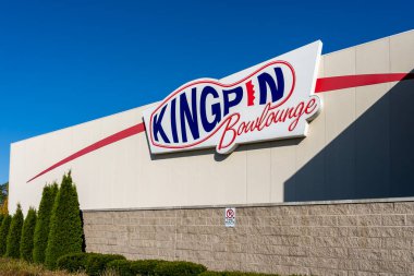 Kitchener, Ontario, Kanada - 17 Ekim 2020: Kitchener, Ontario, Kanada 'da Kingpin Bowlounge. Kingpin Bowlounge Waterloo bölgesindeki en büyük bowling salonu..