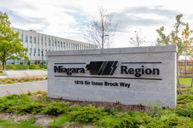 Thorold, On, Kanada - 1 Ekim 2020: Niagara Bölge Merkezi 1 Ekim 2020 tarihinde Thorold, On, Kanada 'da gösterilmiştir. Niagara Bölgesi bölgesel bir belediyedir..