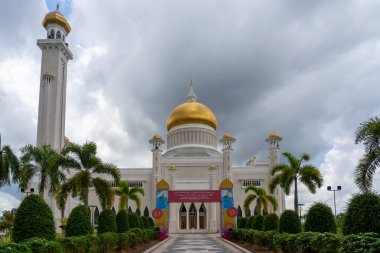 Bandar Seri Begawan, Brunei - 15 Şubat 2025: Bulutlu bir günde Omar Ali Seydien Camii. Bandar Seri Begawan, Brunei.