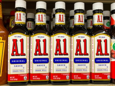 Bir. Orijinal biftek sosu, süpermarkette raflarda 10 ons şişe. Salt Lake City, Utah, ABD - 13 Mayıs 2023.