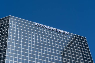 Tampa, FL, ABD - 8 Ocak 2022: Tampa, FL, ABD 'deki Beşinci Banka ofis binası. Fifth Third Bank, Beşinci Bancorp 'un ana yan kuruluşu bir Amerikan bankası..