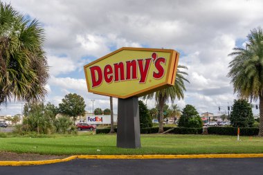 Orlando, FL, ABD - 5 Ocak 2022: Orlando, FL, ABD 'de bir Denny' nin restoran tabelası gösterildi. Denny 's, yemek servisi tarzı bir restoran zinciri..