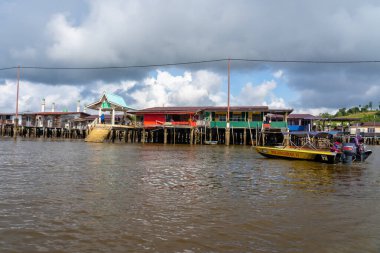 Bandar Seri Begawan, Brunei - 15 Şubat 2025: Bandar Seri Begawan, Brunei 'deki Su Köyü' nde (veya Kampong Ayer) Stilt evleri.