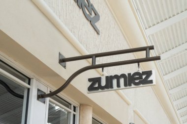 Orlando, FL, ABD - 20 Ocak 2022: Zumiez mağaza asma tabelası ABD 'nin Orlando kentindeki bir alışveriş merkezinde gösterildi. Zumiez Inc., Amerika 'da çok uluslu bir giyim mağazası..