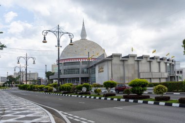 Bandar Seri Begawan, Brunei - 15 Şubat 2025: Bandar Seri Begawan 'ın kalbinde bulunan Kraliyet Regalia Müzesi (Malay: Muzium Alat Kebesaran Diraja).