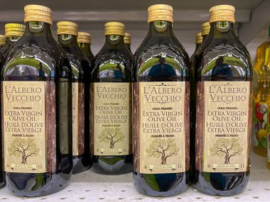 Calgary, Alberta, Kanada - 18 Temmuz 2023: Lalbero Vecchio soğuğu bir süpermarkette raflarda satılmak üzere ekstra bakire zeytinyağı 1L şişelerini ütüledi. Calgary, Alberta, Kanada.