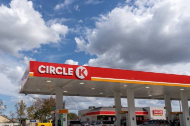 Orlando, Florida, ABD - 12 Ocak 2022: Orlando, Florida, ABD 'de bakkalı bir Circle K benzin istasyonu. K dairesi bir market ve benzin istasyonu zinciri..