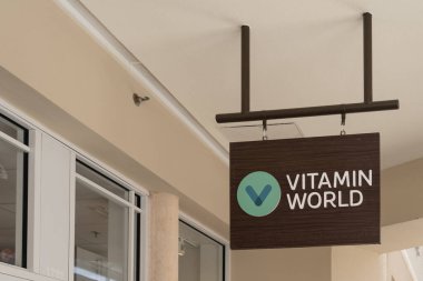 Orlando, FL, ABD - 20 Ocak 2022: Orlando, FL, ABD 'deki bir alışveriş merkezinde vitamin mağazası asılı levhası. Vitamin Dünyası ABD vitamin ve besleyici maddelerin küresel perakendecisidir..