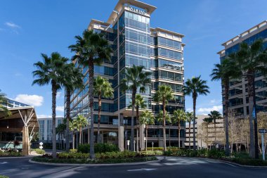 Tampa, FL, ABD - 8 Ocak 2022: Tampa, FL, ABD 'deki Atkins ofis binası. Atkins bir İngiliz mühendislik, tasarım, planlama, mimari tasarım, proje yönetimi ve danışmanlık şirketidir..