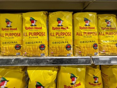 Alberta, Kanada - 3 Temmuz 2023: Robin Hood Orijinal un paketleri bir süpermarkette raflarda satılıyor. Alberta, Kanada.
