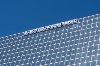 Tampa, FL, ABD - 8 Ocak 2022: Tampa, FL, ABD 'deki Beşinci Banka ofis binası. Fifth Third Bank, Beşinci Bancorp 'un ana yan kuruluşu bir Amerikan bankası..