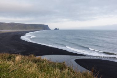 Güney İzlanda'daki Reynisfjara siyah kum plaj