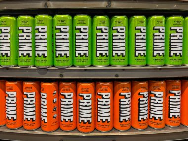 Salt Lake City, Utah, ABD - 22 Haziran 2023: Prime Energy - Lemon Lime ve Orange Mango 12 FL oz Cans bir süpermarkette raflarda satılıktır. Pennsylvania, ABD.