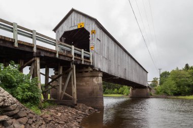NEW BUNSİK, Kanada - 6 Ağustos 2017: BÜYÜK HAYIR. New Brunswick, Kanada 'da 1 kapaklı köprü (STARKEY). 1912 yılında inşa edilen bu köprü 42 m (136 ft) uzunluğundadır..