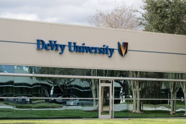 Orlando, FL, ABD - 5 Ocak 2022: Orlando, FL, ABD 'deki DeVry Üniversitesi Kampüsü. DeVry Üniversitesi kar amacı güden özel bir üniversitedir..