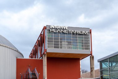 Huntsville, Alabama, ABD - 29 Aralık 2021: Huntsville, Alabama, ABD 'deki Uzay ve Roket Merkezi' nde bulunan INTUITIVE Planetarium, 8K Dijital Gözlemevi ve Dijital Dome Deneyimi sunmaktadır..