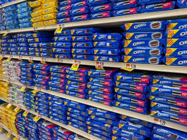 Boston, MA, USA - 9 Kasım 2023: Bir süpermarketteki raflarda satılık OREO Kurabiyelerinin Çeşitliliği. Boston, MA, ABD.