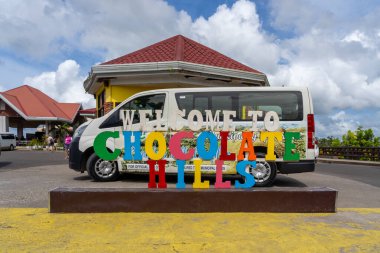 Bohol, Filipinler - 4 Şubat 2025: Bohol, Filipinler 'de Çikolata Tepeleri tabelasına hoş geldiniz. Çikolata Tepeleri Filipinler 'in Bohol eyaletinde yer alan bir jeolojik oluşumdur..