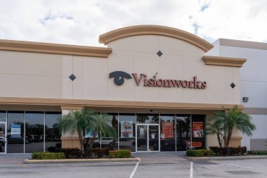 Orlando, FL, ABD - 5 Ocak 2022: Orlando, FL, ABD 'de bir Visionworks mağazası gösterilmektedir. Amerika 'nın vizyon çalışmaları optik perakende mağazaları işleten bir Amerikan şirketidir..