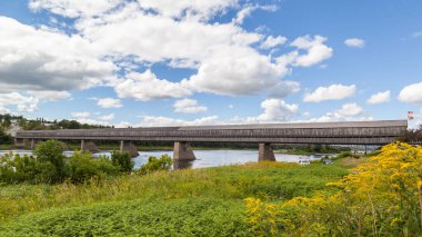 NEW BRUNSWICK, CANADA - 6 Ağustos 2017: Hartland 'ın New Brunswick' teki köprünün yan görüntüsü. Bu 390 metre (1282 feet) köprü 1901 yılında açıldı, dünyanın en uzun tahta kaplı köprüsü..
