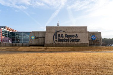 Huntsville, Alabama, ABD - 29 Aralık 2021: ABD 'nin Huntsville, Alabama, ABD' deki ABD Uzay ve Roket Merkezi 'nin dış görünümü.