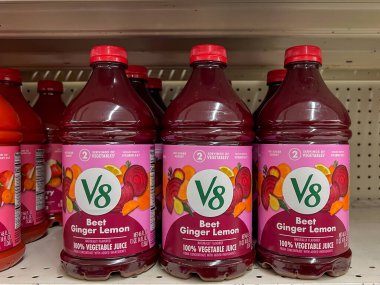 Boston, MA, USA - 9 Kasım 2023: V8 Pancar Ginger Lemon% 100 Sebze Suyu, 46 fl oz Şişe Süpermarkette raflarda satılıyor. Boston, MA, ABD.
