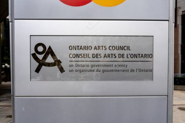 Toronto, Kanada - 29 Eylül 2020: Ontario Sanat Konseyi (OAC) imzası Toronto 'daki ofislerinin önünde görüldü. OAC, Ontario Kültür Bakanlığı 'nın sanatçı ve kuruluşları destekleyen bir ajansıdır.